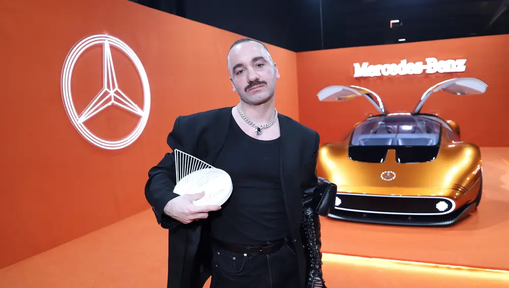 Peter Sposito posa con su premio Mercedes-Benz Fashion Talent