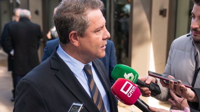 El presidente de Castilla-La Mancha, Emiliano García-Page, atiende a los medios tras participar en el III Foro Económico Español de Castilla-La Mancha 'Futuro, innovación y sostenibilidad' que organiza el medio de comunicación El Español
