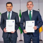 Juanma Moreno mantiene un encuentro con el presidente del Gobierno de Canarias Fernando Clavijo.