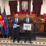 Los alcaldes de Elche, Pablo Ruz, y Alicante, Luis Barcala, se han reunido hoy en el Ayuntamiento ilicitano.