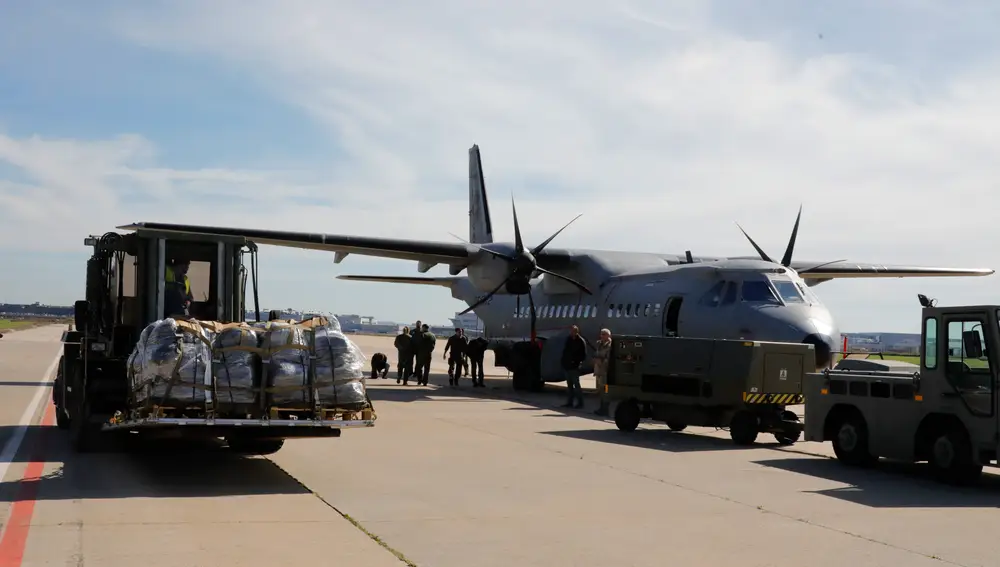 Los paracaídas empaquetados y el avión del Ejército español que los entregará en Jordania