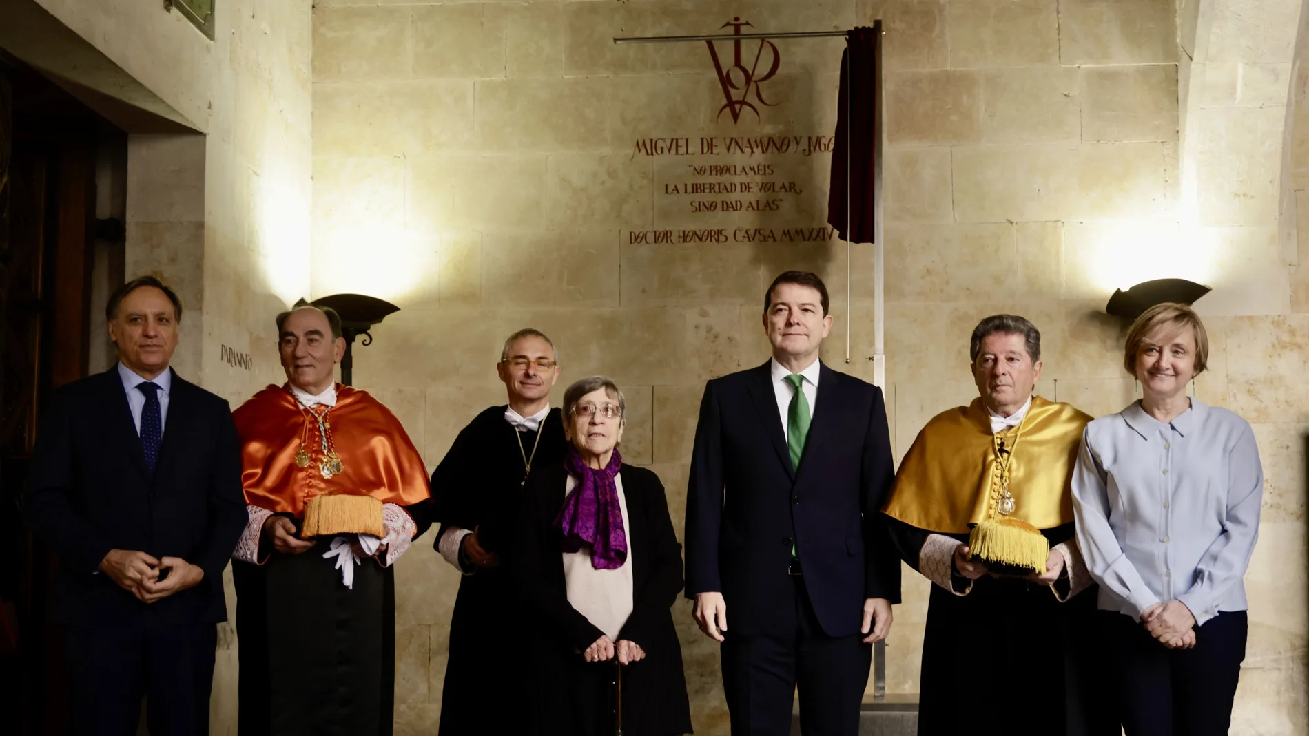 La Universidad de Salamanca nombra a Miguel de Unamuno y Jugo, quien fuera rector del Estudio salmantino durante casi 20 años en tres periodos distintos entre 1900 y 1936, doctor ‘honoris causa’ a título póstumo. El rector, Ricardo Rivero, recibe al presidente de la Junta de Castilla y León, Alfonso Fernández Mañueco, en el edificio de las Escuelas Mayores. A continuación, se procederá al descubrimiento de un nuevo vítor junto al Paraninfo.
