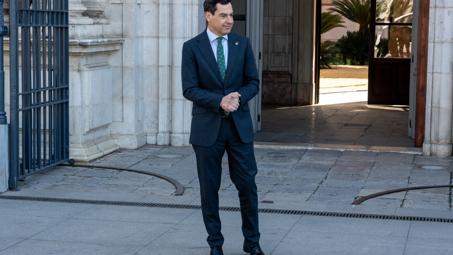El presidente de la Junta de Andalucía, Juanma Moreno espera la llegada del presidente del Gobierno de Canarias, Fernando Clavijo, a 6 de marzo de 2024, en Sevilla, Andalucía (España). El presidente de la Junta de Andalucía, Juanma Moreno, mantiene un encuentro con el presidente del Gobierno de Canarias, Fernando Clavijo. Posteriormente comparecen ante los medios de comunicación.06 MARZO 2024Francisco J. Olmo / Europa Press06/03/2024