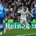 Modric, trata de llevarse el balón