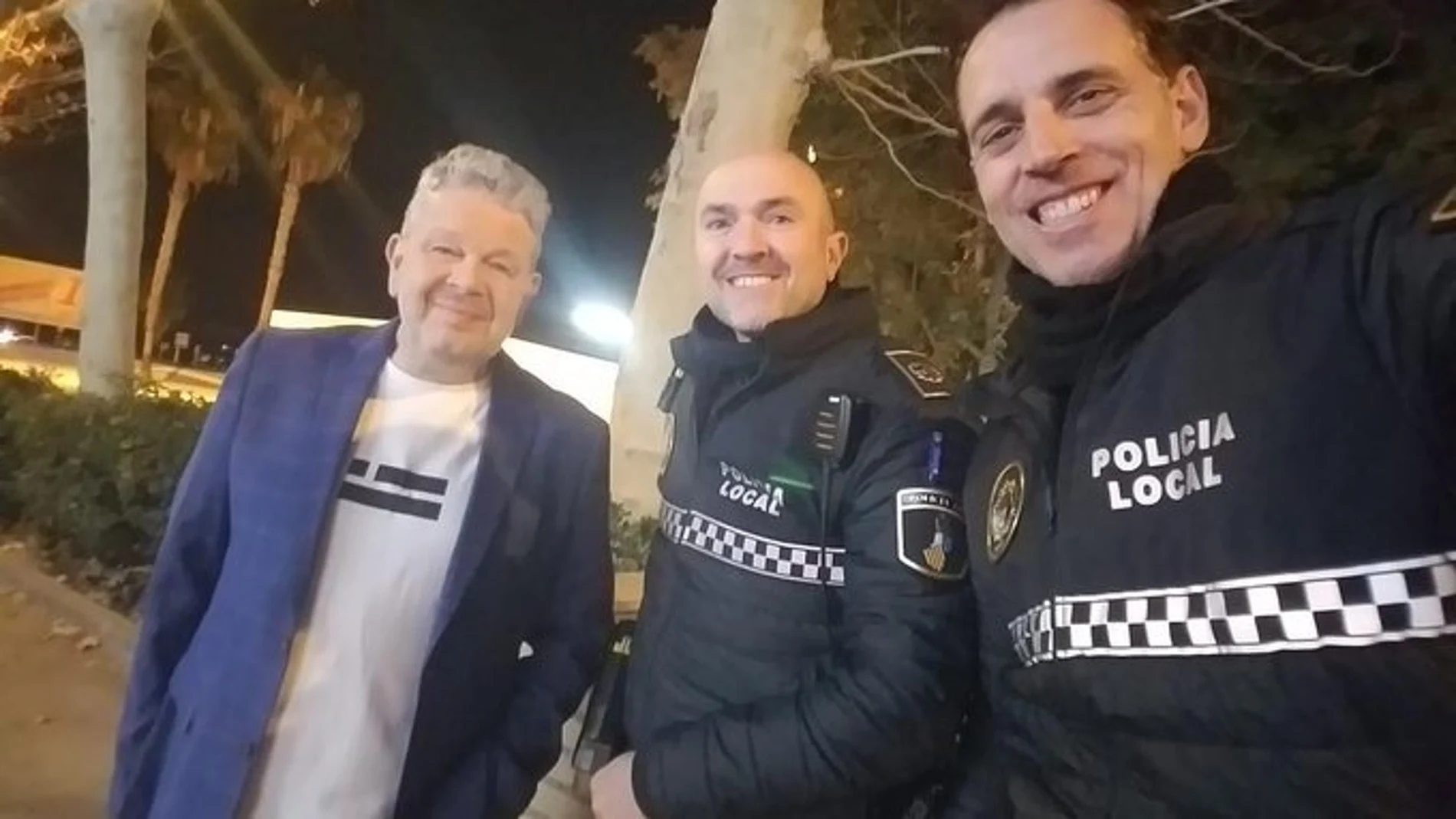 La policía local de Alboraya (Valencia) salva a Chicote de "una apestosa incidencia" mientras rodaba 'Pesadilla en la cocina'