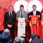 El president de la Generalitat, Carlos Mazón (c), la alcaldesa de València, María José Catalá (d), el conseller de Cultura, Vicente Barrera (2d); la presidenta de la Federación Española de Baloncesto (FEB), Elisa Aguilar (i), y el seleccionador nacional, Sergio Scariolo (2i), presentan el Torneo Preolímpico de baloncesto masculino de València, que se disputará del 2 al 7 de julio en el Pabellón Fuente San Luis y en el que España buscará plaza para París 2024