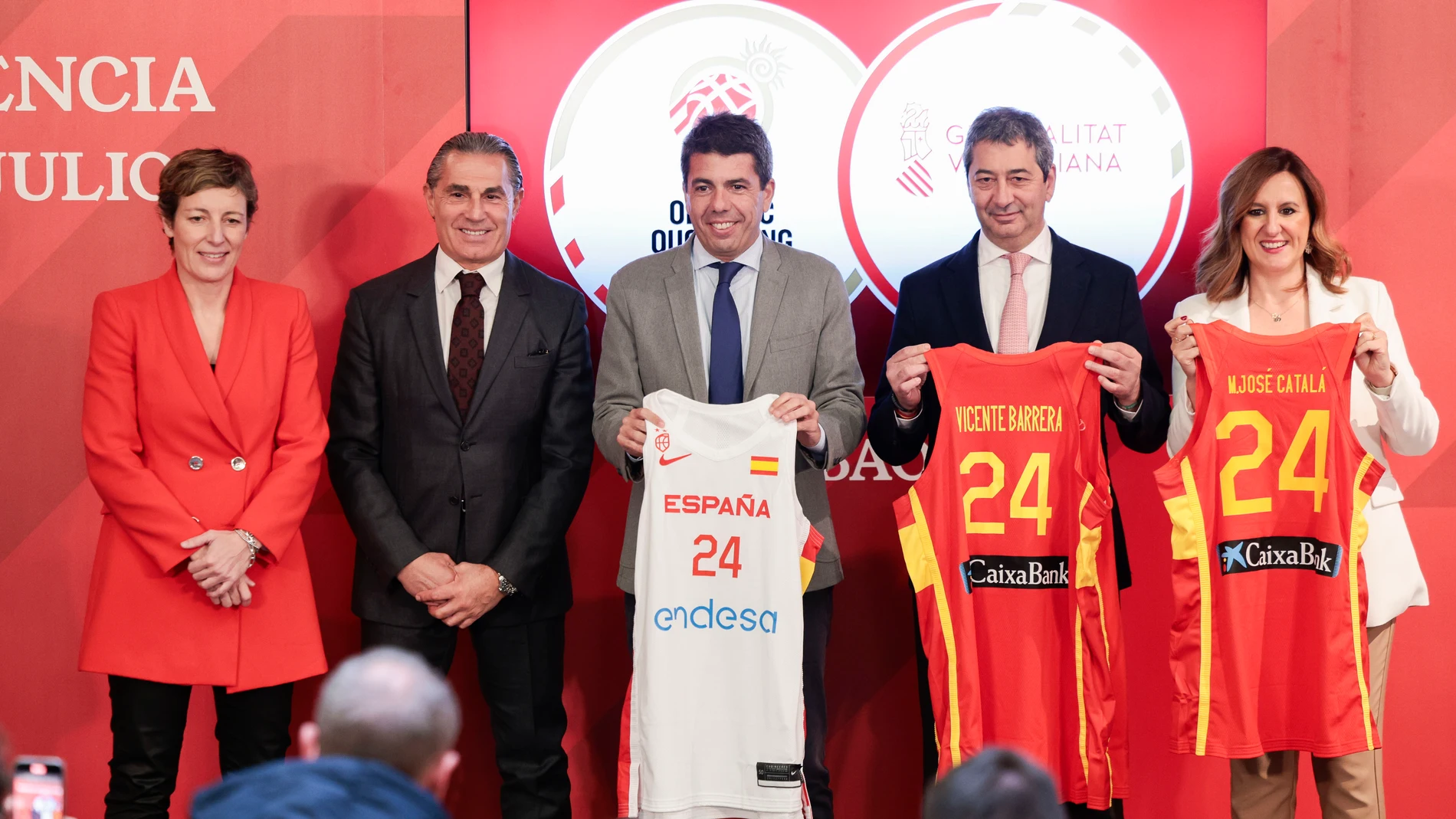 El president de la Generalitat, Carlos Mazón (c), la alcaldesa de València, María José Catalá (d), el conseller de Cultura, Vicente Barrera (2d); la presidenta de la Federación Española de Baloncesto (FEB), Elisa Aguilar (i), y el seleccionador nacional, Sergio Scariolo (2i), presentan el Torneo Preolímpico de baloncesto masculino de València, que se disputará del 2 al 7 de julio en el Pabellón Fuente San Luis y en el que España buscará plaza para París 2024
