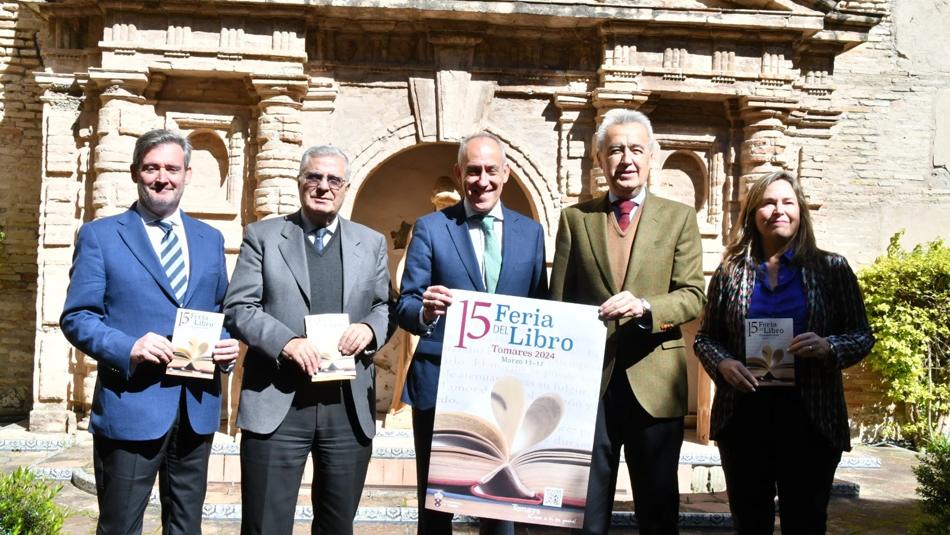 De izda. a dcha. el concejal Eloy Carmona, comisario de la 15 Feria del Libro de Tomares, el vicedirector de la Real Academia Sevillana de Buenas Letras, Antonio Narbona, el alcalde de Tomares, José María Soriano, el director de la Real Academia Sevillana de Buenas Letras, Pablo Gutiérrez-Alviz, y la concejala del área de Cultura del Ayuntamiento de Tomares, Magdalena Ybarra