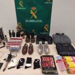 Recuperan y devuelven múltiples artículos robados por empleados en Barajas de las maletas de pasajeros