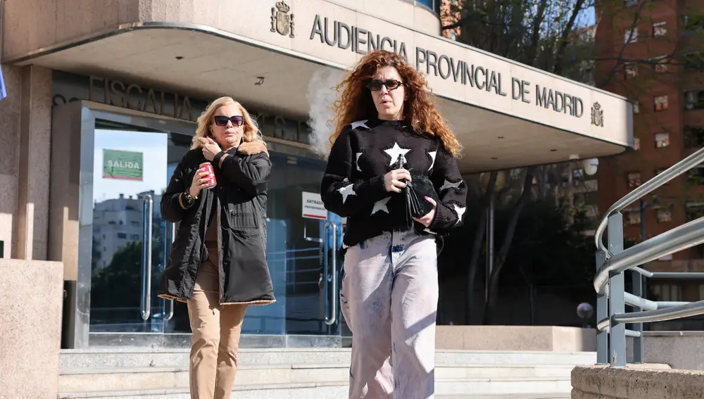 Bárbara Rey y Sofía Cristo saliendo de la Audiencia Provincial de Madrid