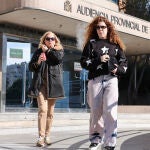 Bárbara Rey y Sofía Cristo saliendo de la Audiencia Provincial de Madrid
