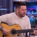 Pablo López, guitarra en ristre, en 'El Hormiguero'