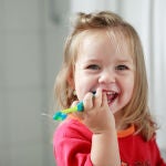 El SDF se aplica con un cepillo sobre la superficie de los dientes, matando las bacterias que la causan
