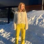 Amelia Bono con pantalones llamativos.