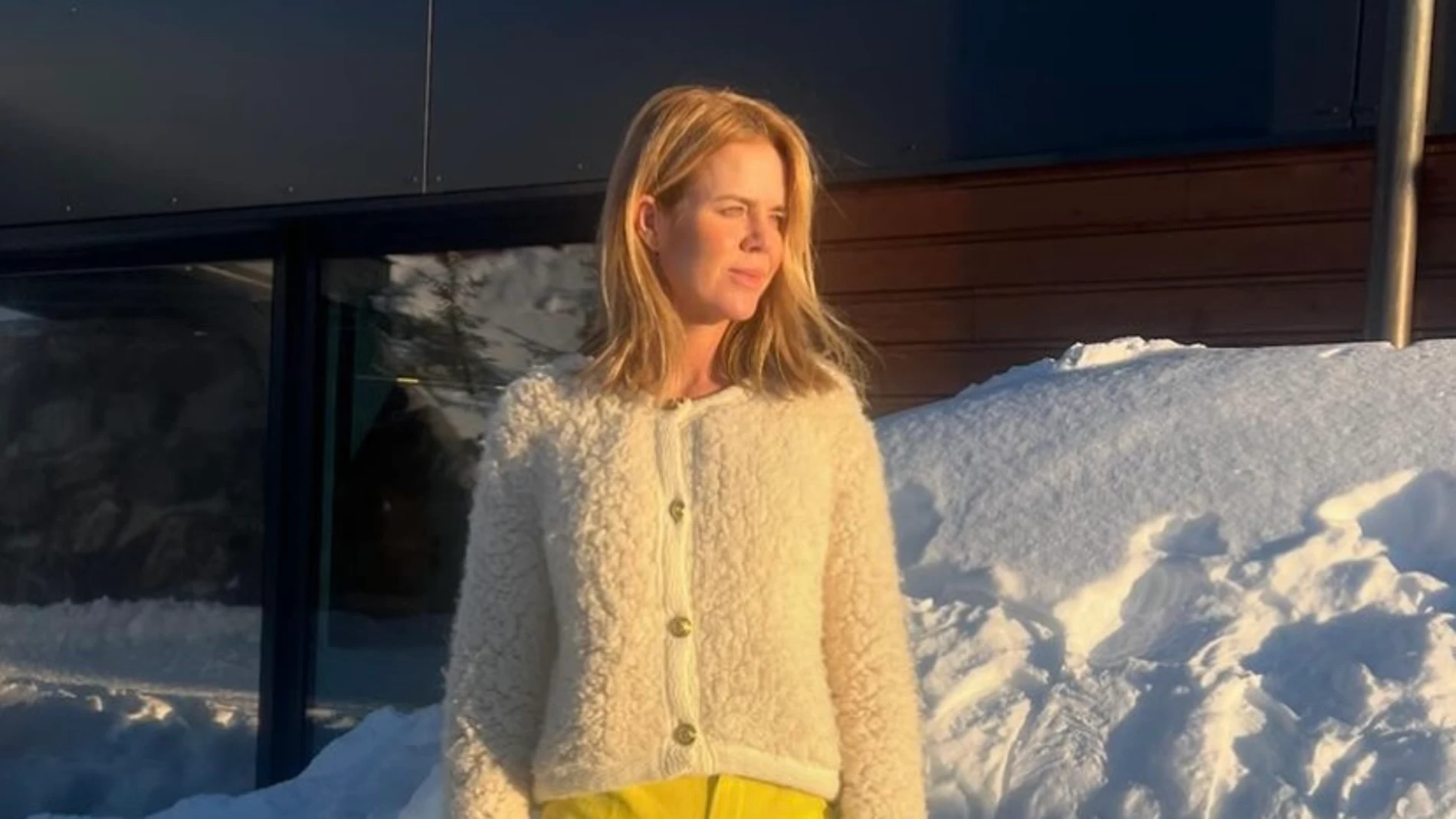 Amelia Bono con pantalones llamativos.