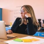mujer aburrida en la oficina