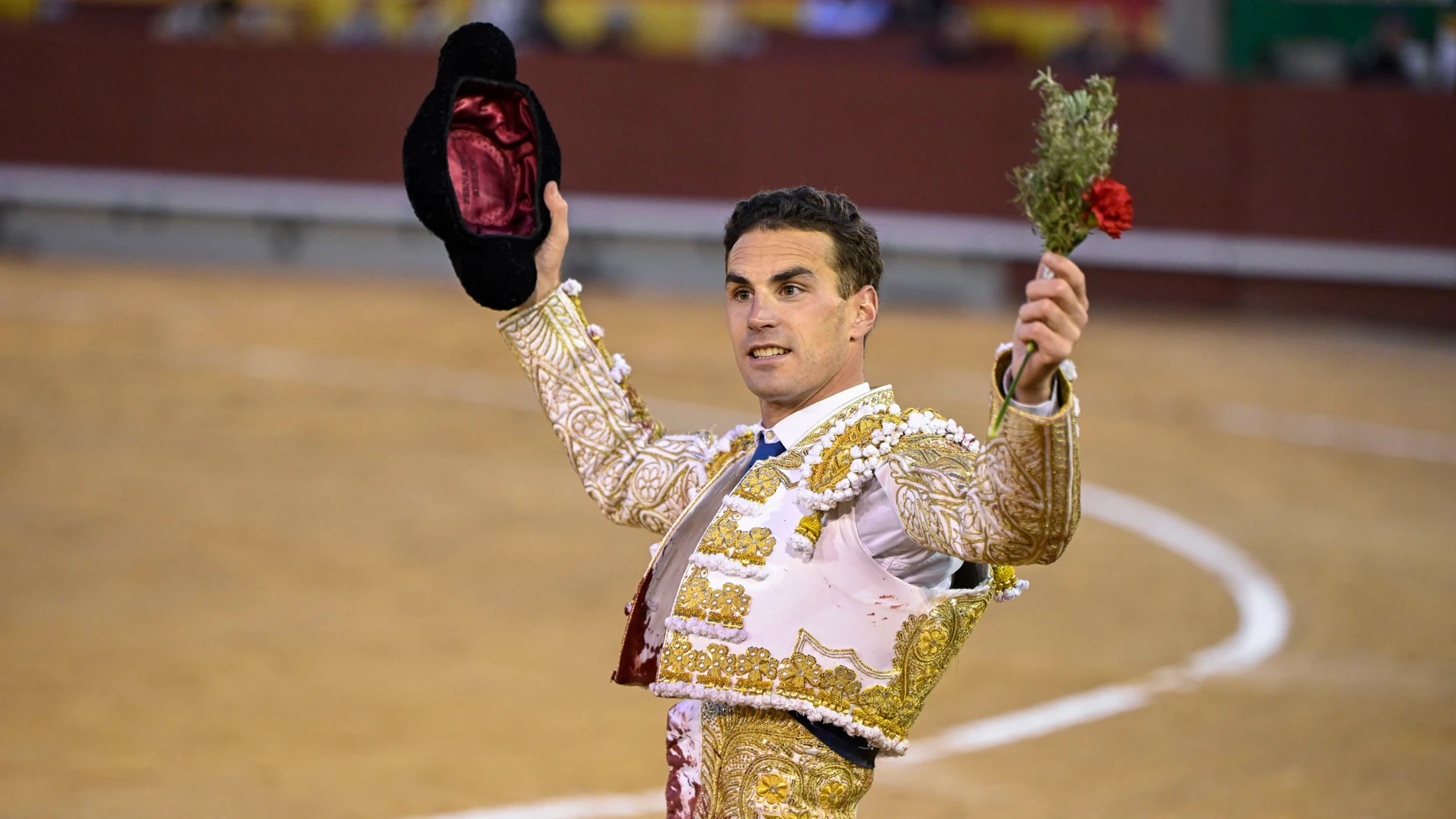 CASTELLÓN, 07/03/2024.- El diestro Fernando Adrián consigue una segunda oreja en el tercer festejo de la Feria de la Magdalena, celebrado este jueves en la plaza de toros de Castellón con toros de la ganadería de los hermanos García Jiménez. EFE/ Andreu Esteban