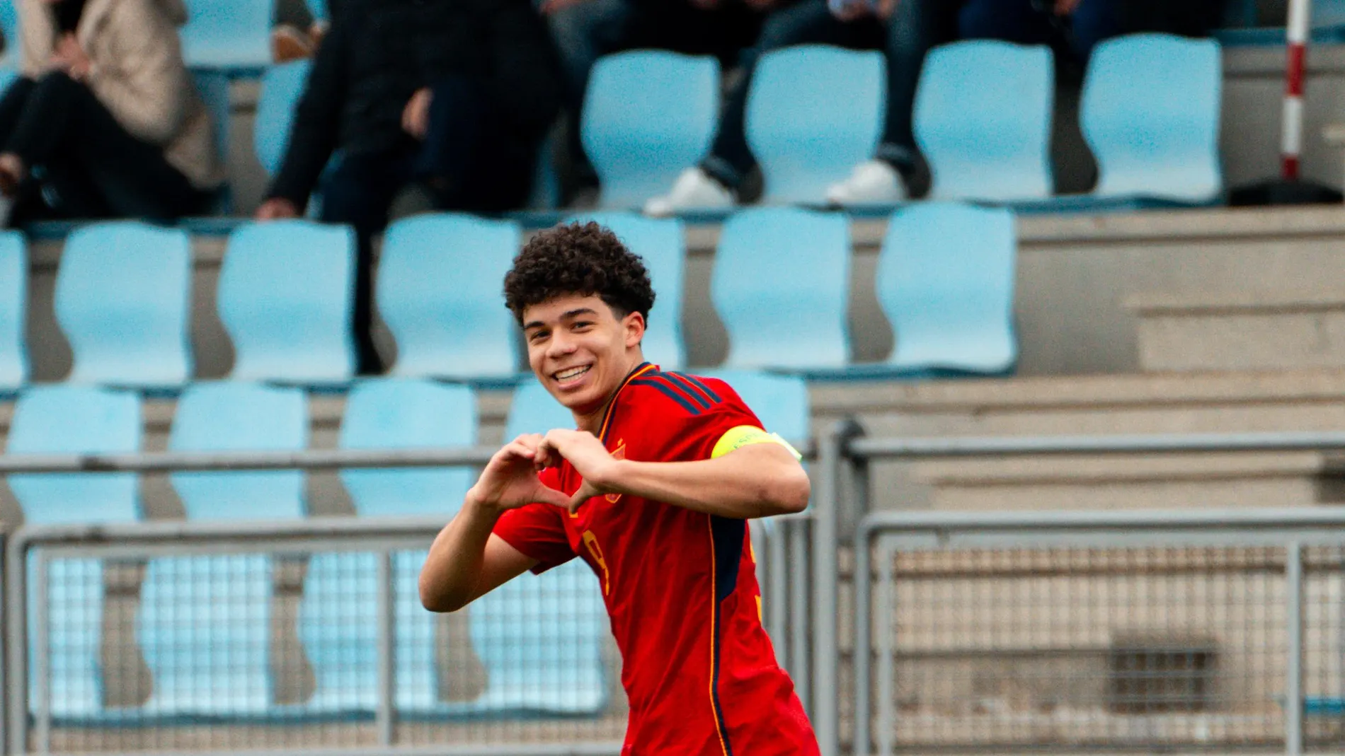 Enzo Alves celebra su gol con la sub'15