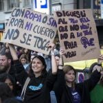 Miles de mujeres protestan con carteles durante la manifestación convocada por 8M.