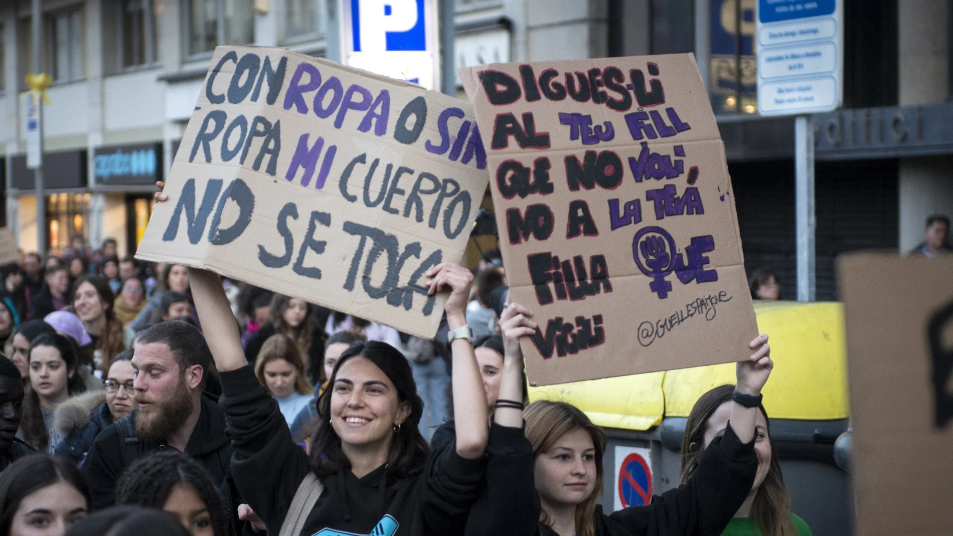 Miles de mujeres protestan con carteles durante la manifestación convocada por 8M.