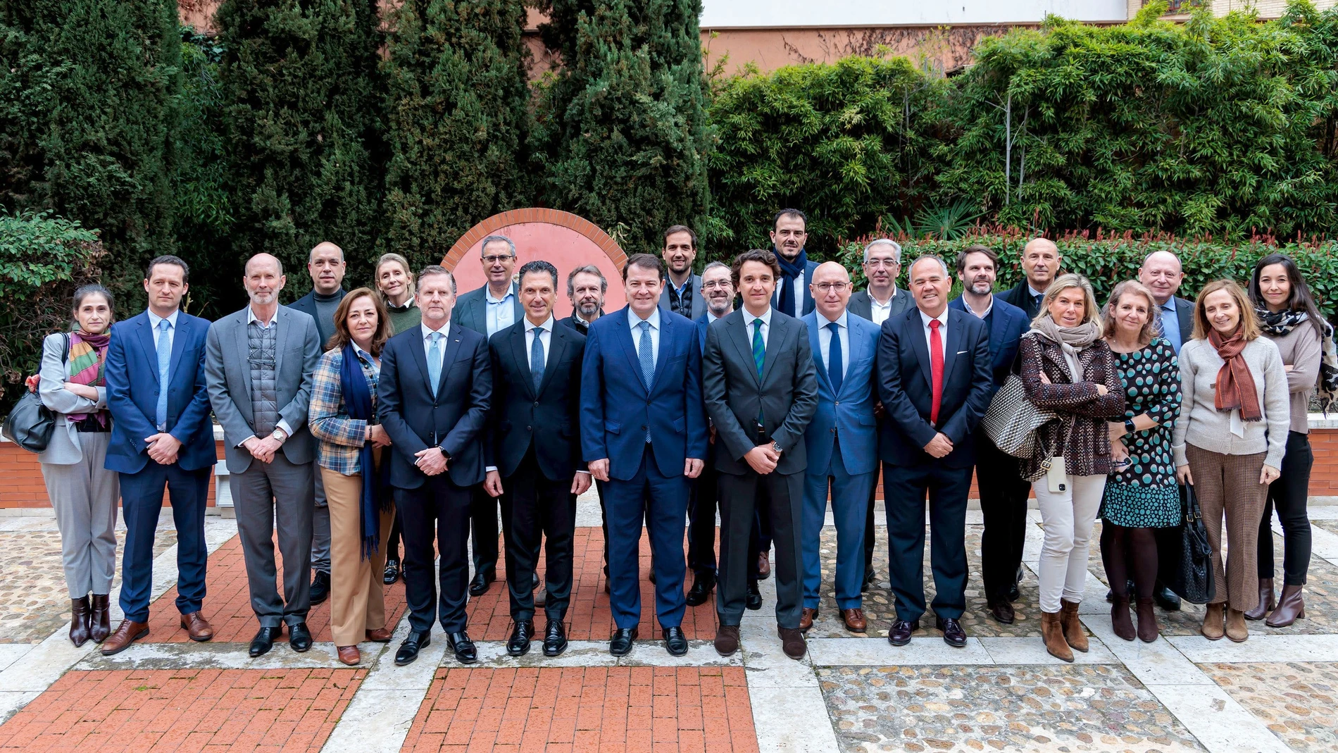 Mañueco junto a la Junta directiva de Fenin