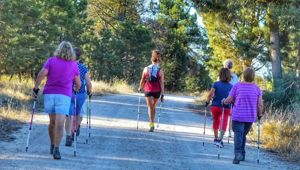 varias mujeres practican marcha nórdica en Territorio Rampinge