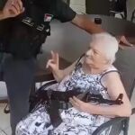 La nonagenaria argentina Ester Cuño posa con un militante de Hamás en mitad del atentado del 7 de octubre