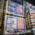 Una inmobiliaria ofrece precios de pisos en venta