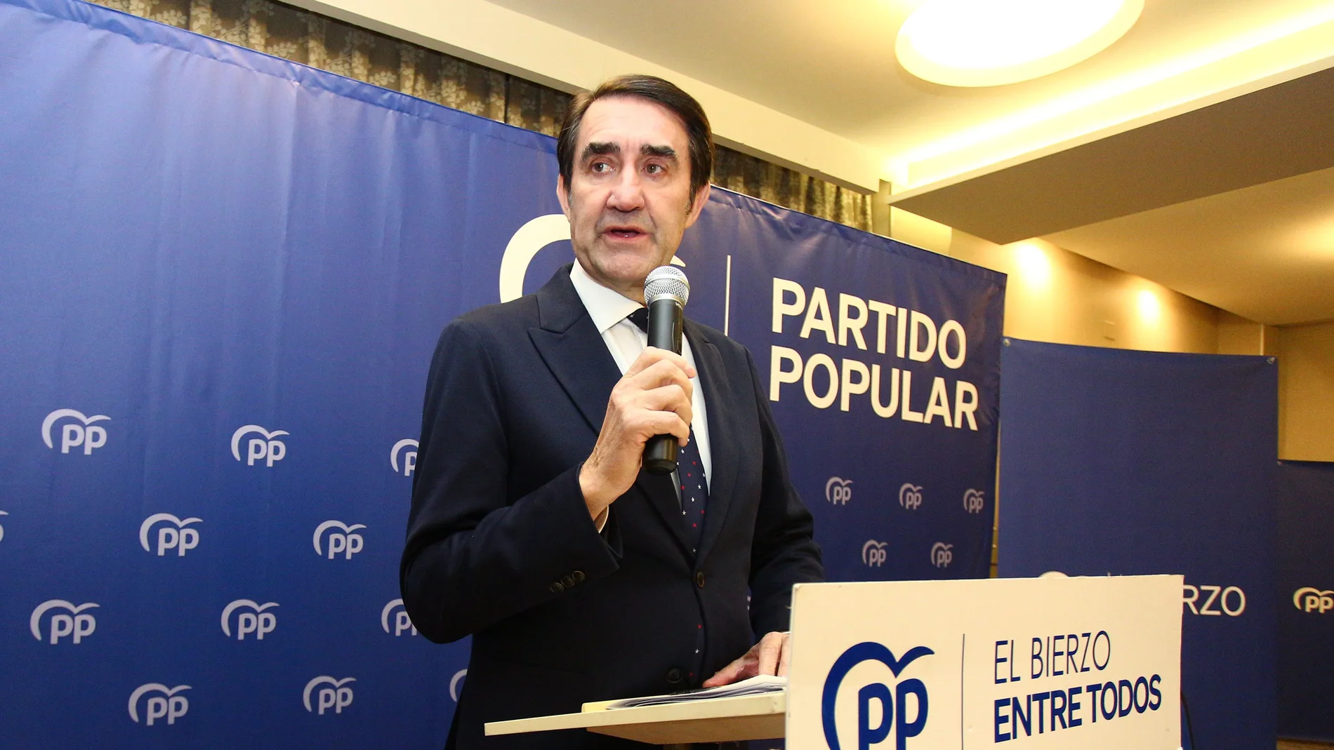 El consejero Suárez-Quiñones informa sobre el aprovechamiento de los montes en la Escuela de Alcaldes del PP berciano