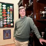 Cayetano Martínez de Irujo, en su sala de trofeos en Sevilla