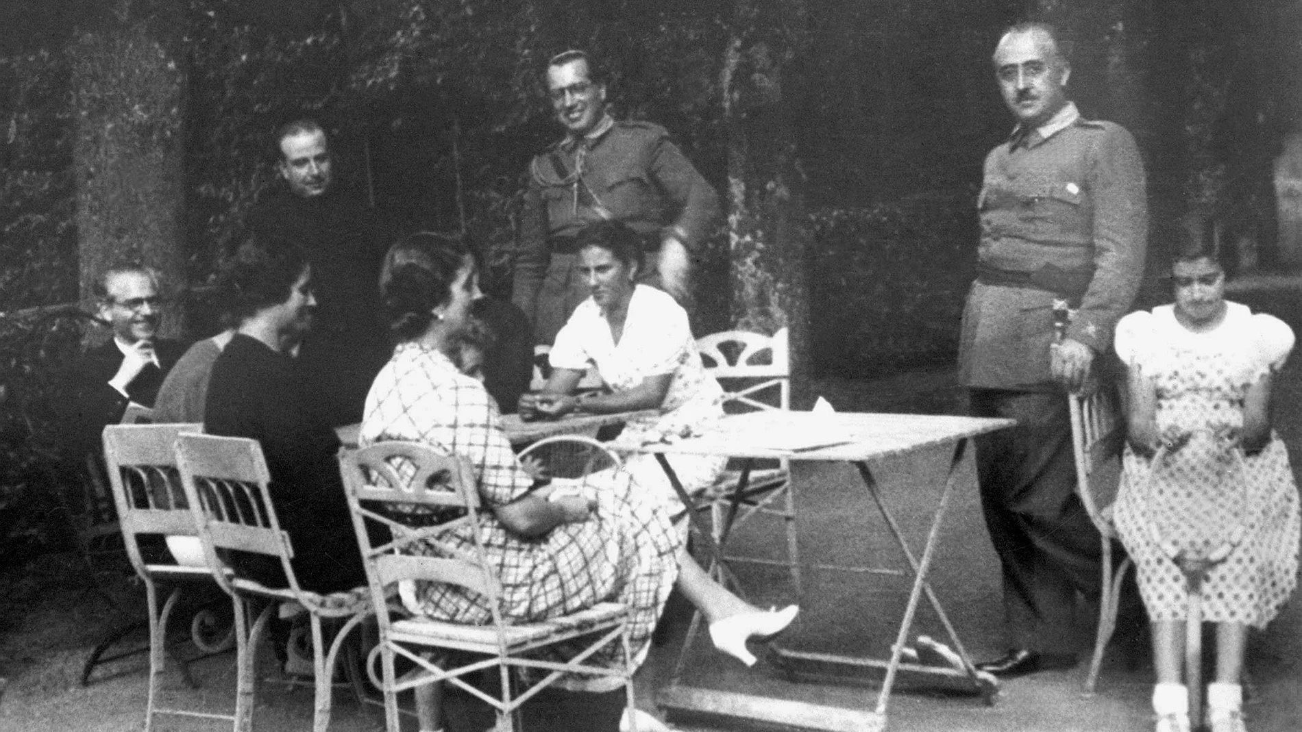 Francisco Franco junto a su familia en la residencia familiar de El Pardo