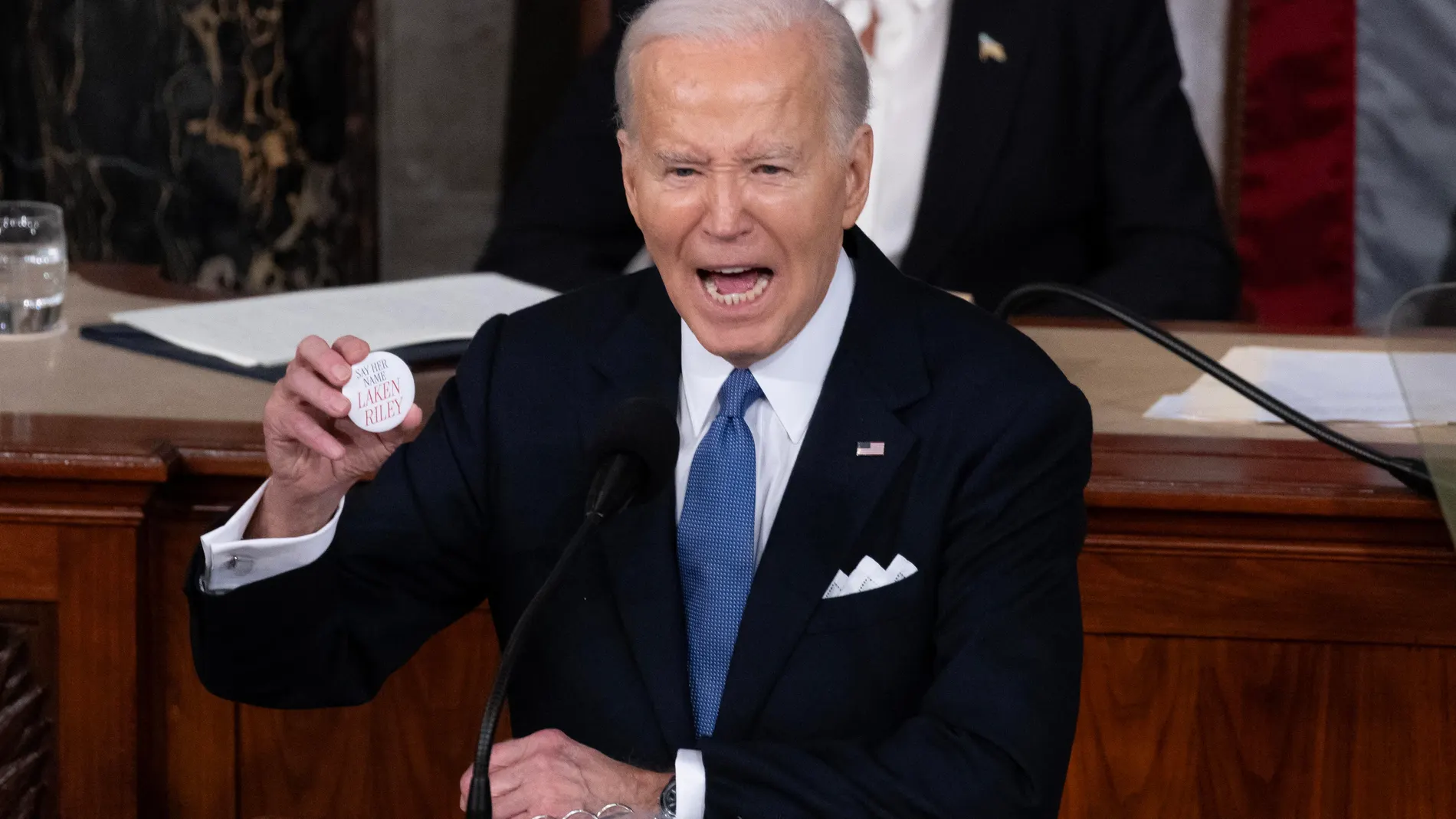 Washington (United States), 08/03/2024.- US President Joe Biden holds a pin referring to slain Georgia student Laken Riley; while delivering his State of the Union address before a joint session of Congress on the floor of the US House of Representatives, on Capitol Hill in Washington, DC, USA, 07 March 2024. EFE/EPA/MICHAEL REYNOLDS