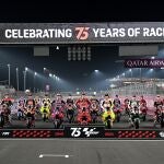 Los pilotos de MotoGP posan en la recta de meta del circuito de Lusail
