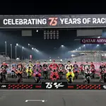 Los pilotos de MotoGP posan en la recta de meta del circuito de Lusail