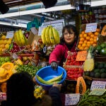Reportaje carnicerías, pescaderías, fruterías y pollerías en el Mercado Maravillas en el barrio madrileño de c