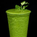 Imagen de una bebida detox elaborada con cebolla, zumo de limón y perejil