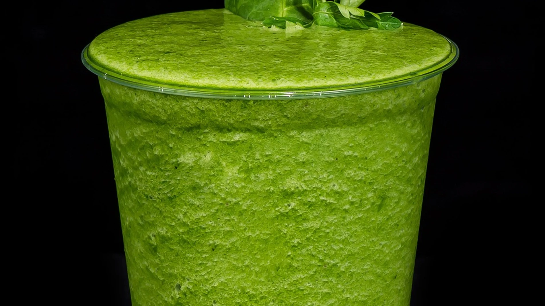 Imagen de una bebida detox elaborada con cebolla, zumo de limón y perejil