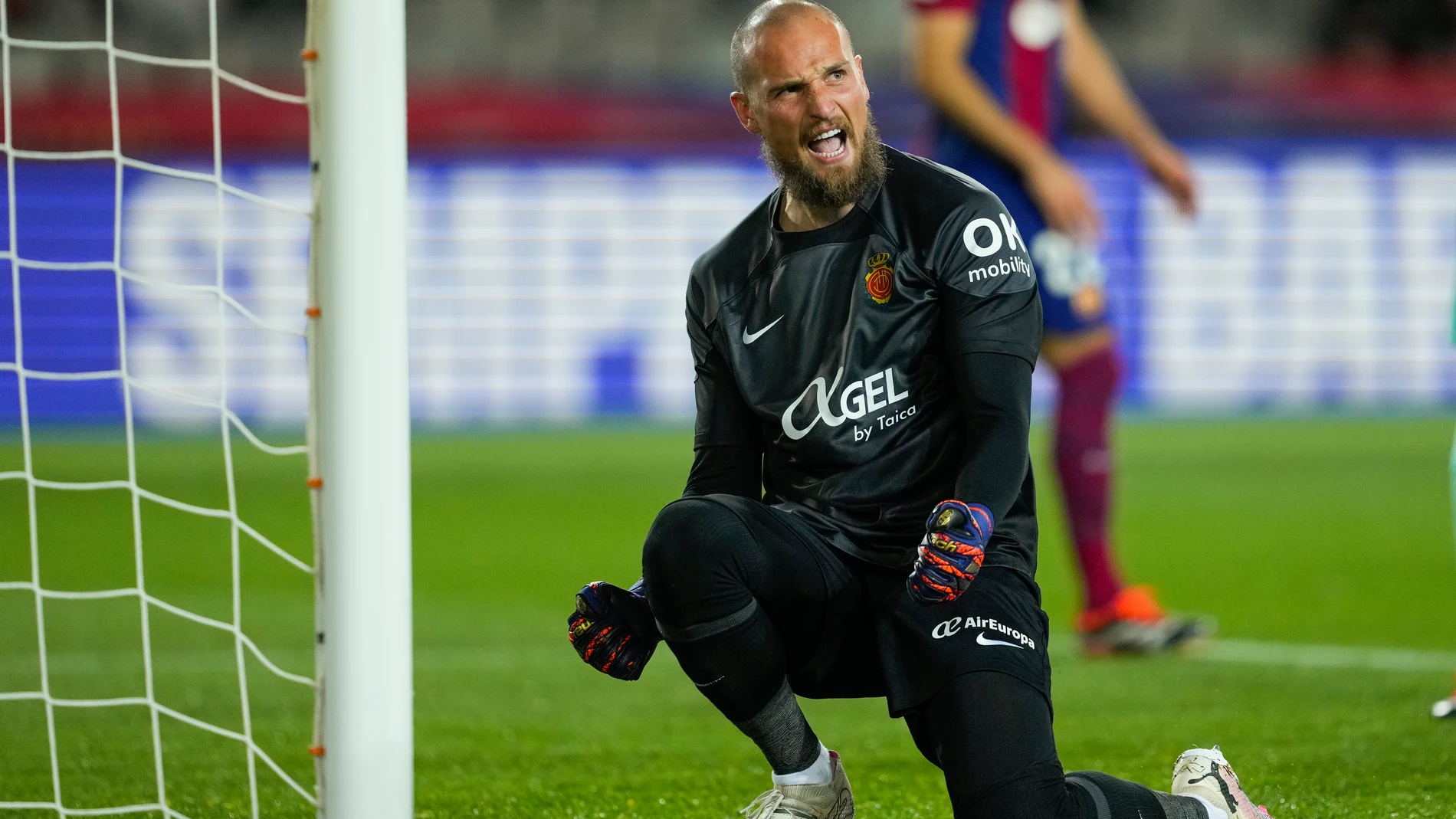 BARCELONA, 08/03/2024.- El guardameta serbio del Mallorca, Predag Rajkovic, durante el encuentro correspondiente a la jornada 28 de primera división que FC Barcelona y Mallorca disputan hoy viernes en el estadio Lluis Companys, en Barcelona. EFE / Alejandro García.