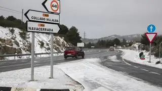 La nieve complica la circulación en la Sierra de Madrid La nieve complica la circulación en la Sierra de Madrid