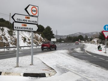 La nieve complica la circulaci&oacute;n en la Sierra de Madrid