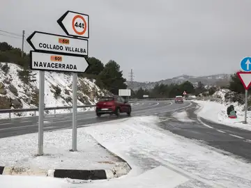 La nieve complica la circulación en la Sierra de Madrid La nieve complica la circulación en la Sierra de Madrid