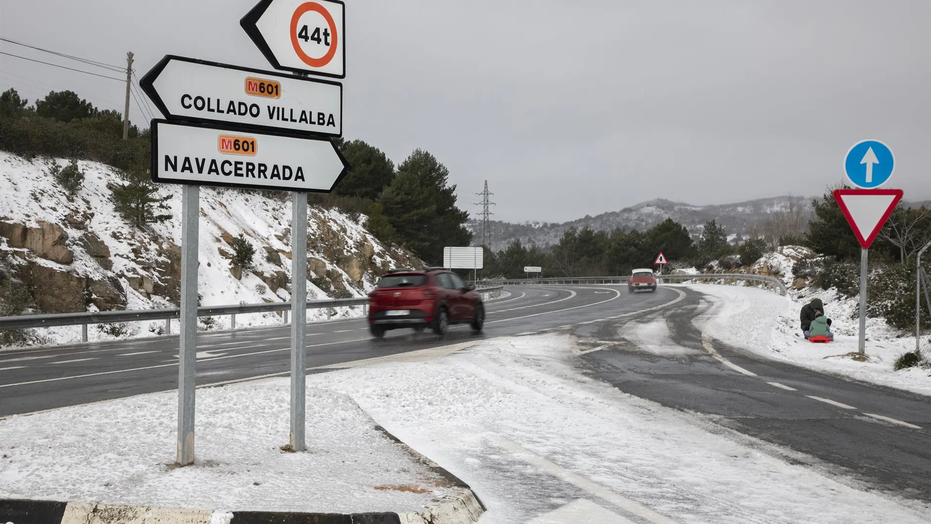 La nieve complica la circulación en la Sierra de Madrid