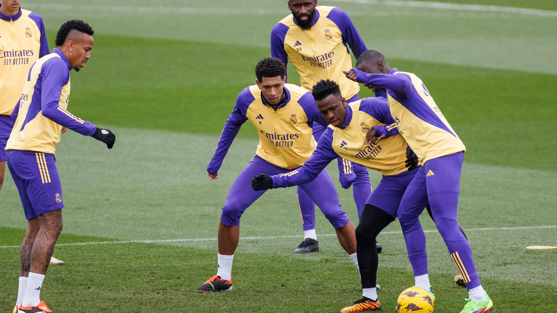 MADRID, 09/03/2024.- Los jugadores del Real Madrid Jude Bellingham, Vinicius Jr y Mendy (d), durante el entrenamiento realizado en la Ciudad deportiva de Valdebebas, en Madrid. EFE/Rodrigo Jiménez