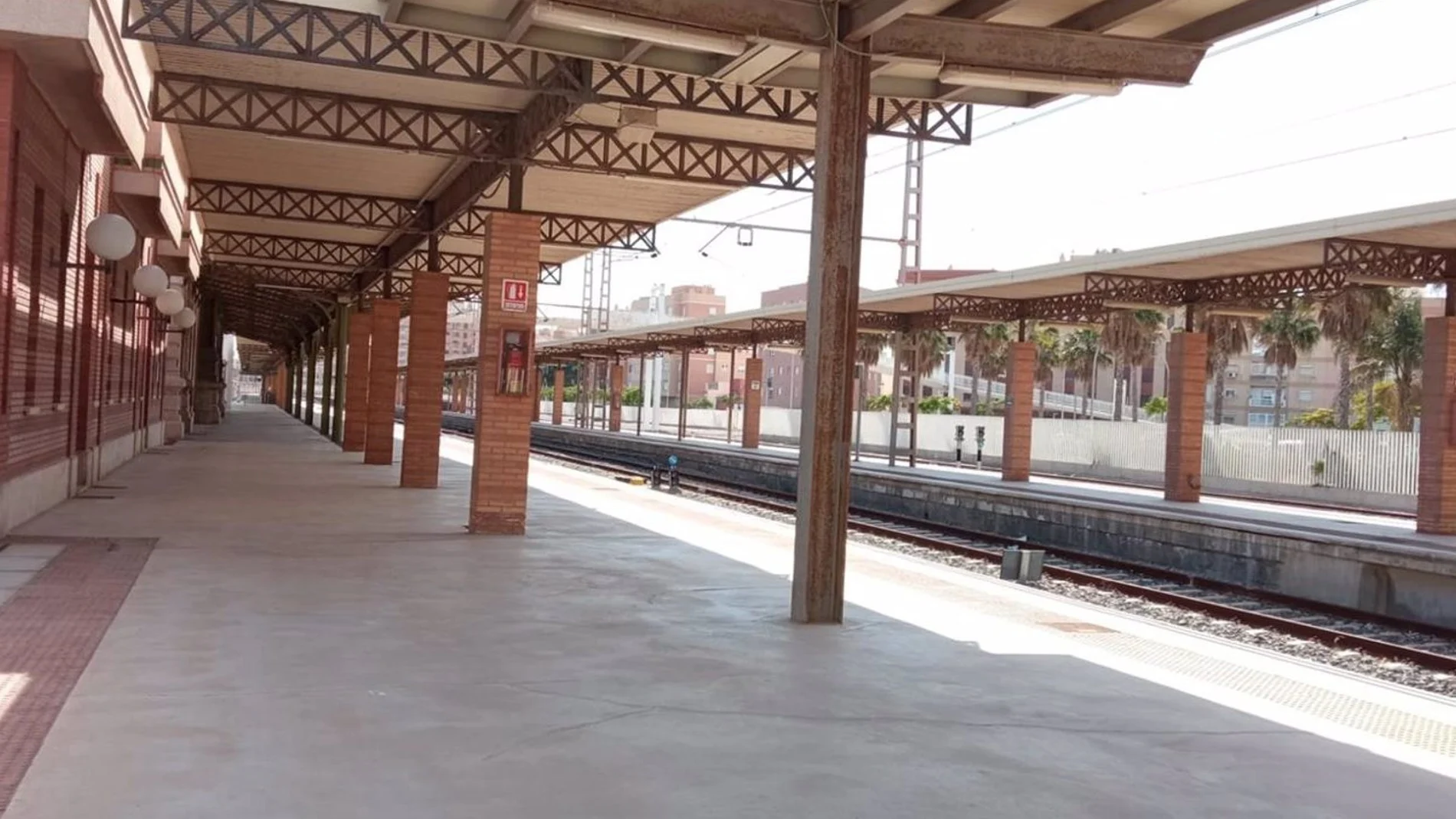 Andén de la antigua estación de ferrocarril de Almería