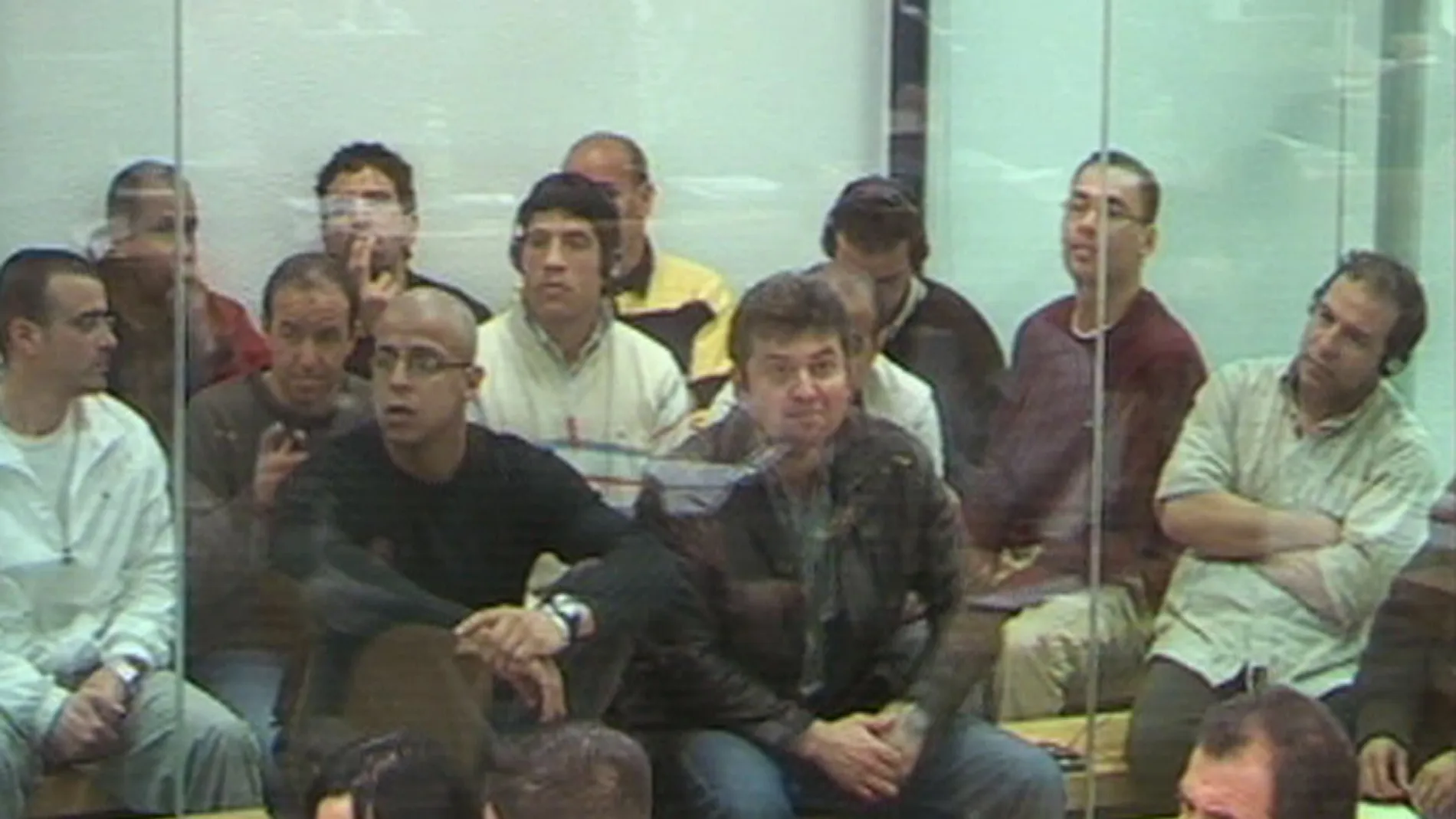 Vista de la sala blindada donde se sientan los acusados por los atentados del 11-M que están en prisión, hoy durante la trigésimo segunda jornada del juicio, en la sala de la Audiencia Nacional, en la Casa de Campo de Madrid.