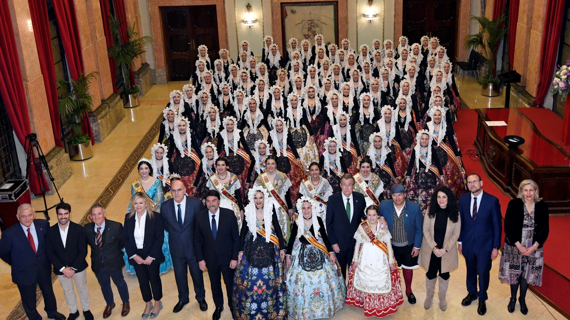 Miles de murcianos y visitantes disfrutan de las fiestas de Las Hogueras de San Juan de Alicante en Murcia