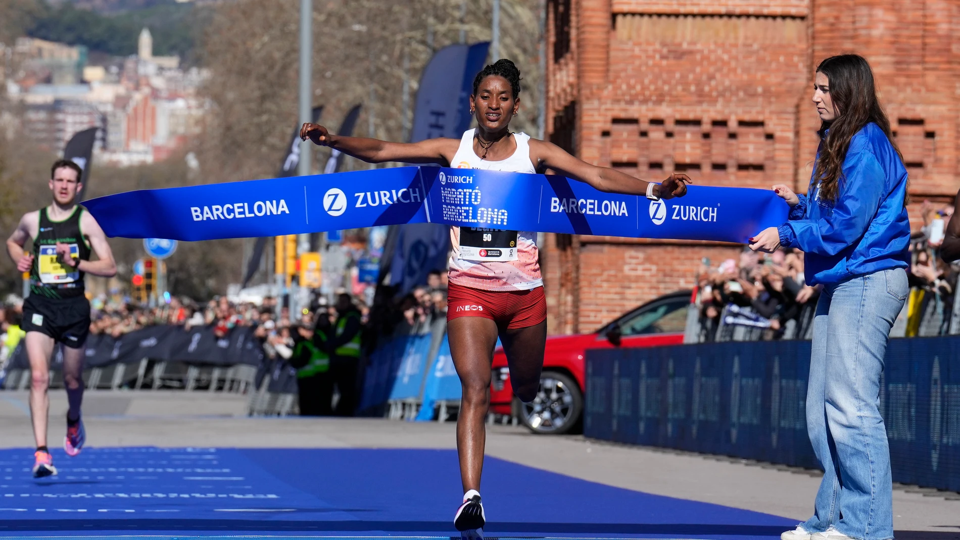 BARCELONA, 10/03/2024.- La atleta etíope Degitu Azimeraw se proclama ganadora de la Maratón de Barcelona, este domingo. El Zurich Maratón Barcelona alcanzó su 45ª edición con una participación de 20.000 corredores, un récord de inscripción femenina e internacional, además de contar con un nuevo recorrido más céntrico, plano y rápido. EFE/ Alejandro Garcia