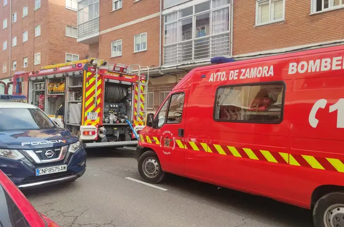 Desalojan diez viviendas del barrio de Rabiche (Zamora) por la caída de un muro de contención sobre varias casas Desalojan diez viviendas del barrio de Rabiche (Zamora) por la caída de un muro de contención sobre varias casas