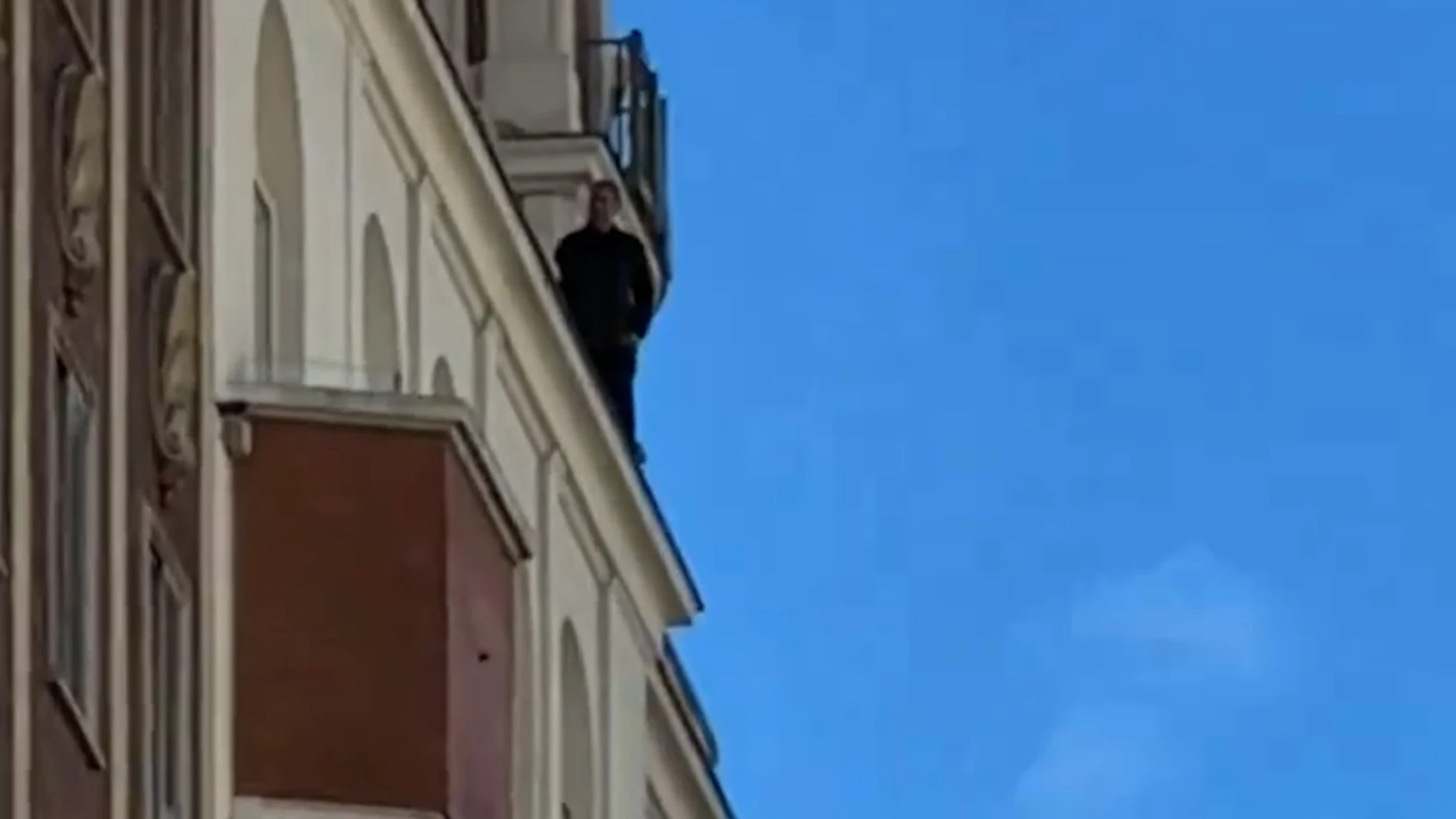 Un hombre en la fachada del Hotel Emperador