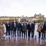 El presidente del PP, Alberto Núñez Feijóo, posa rodeado de presidentes de comunidades y ciudades autonómicas, en Córdoba